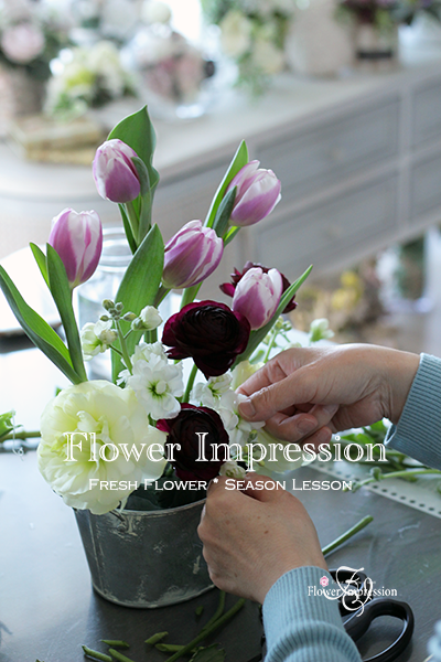 ラナンキュラスとフレッシュリーフのアレンジ