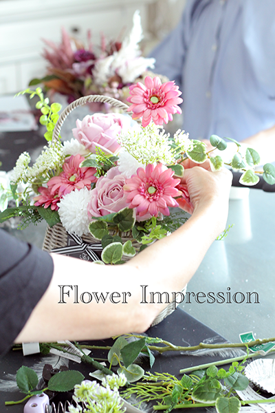 夏の花バスケットアレンジ 花 寄せ植え 夏の花 ピンクと白の花のバスケットアレンジメント
