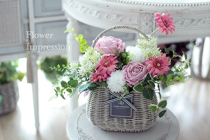 夏の花バスケットアレンジ 花 寄せ植え 夏の花 ピンクと白の花のバスケットアレンジメント